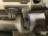 CVT車のセレクトレバーです。低速から高速まで、変速ショックのないスムーズな走りを実現するとともに、エンジン効率のよい領域を維持することで燃費にも貢献します。