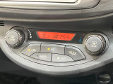 【オートエアコン】一度お好みの温度に設定すれば、車内の温度を検知し風量や温度を自動で調整。暑い&hellip;寒い&hellip;と何度もスイッチ操作をする必要はありません。快適な車内空間には必須の機能ですね♪
