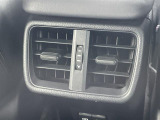 【 後席エアコン 】後席にもエアコンがついておりますので、車内全体を快適な温度に調節いただけます♪//