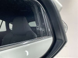 ブラインドスポットモニター(BSM)を装備しています。隣を走る車両が死角に入るとミラー内LEDインジケーターが点灯。さらに、ウィンカーを出すとインジケーターが光って点滅して注意を促してくれます。