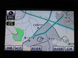 純正ナビを装備。タッチパネル式で使いやすく、お出かけもラクラクです。