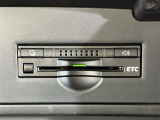 【ETC】有料道路を利用する際に料金所で停止することなく通過できる、ETC車載器(ノンストップ自動料金収受システム機器)が装備されています。セットアップを行うことで利用可能になります。