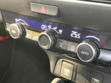 【オートエアコン】一度お好みの温度に設定すれば、車内の温度を検知し風量や温度を自動で調整。暑い&hellip;寒い&hellip;と何度もスイッチ操作をする必要はありません。快適な車内空間には必須の機能ですね♪
