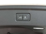 両手がふさがるほどの荷物があるとき、とても便利なオートマチックテールゲートが装備されております。