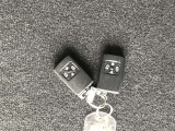 スマートキー2本付き!キーをポケットやカバンに入れておくだけでドアの施錠・開錠やエンジンスタートの操作が簡単です!