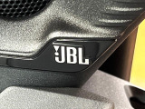 【JBLサウンドシステム】メーカーオプションの高品位サウンドシステムを搭載。専用のチューニングが施された大小様々なスピーカーから良質なサウンドが奏でられ、臨場感あふれる音響空間を演出します。