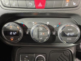 【左右独立温度コントロール式フルオートエアコン(DUAL/SYNC)】運転席側と助手席側でそれぞれ自由に温度設定ができ、快適な風量やモードなどを自動調整します!