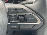 【レーダークルーズコントロール】前方の車両の距離を検知しながら速度を一定に保つ機能です。前方の車両の距離を感知して車間を保つ機能も備わっているので、高速道路の運転も楽々です!