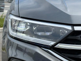 LEDマトリックスヘッドライト「IQ.LIGHT」。対向車や先行車を検知し、LEDを個別制御。まぶしさを抑えながら、夜間の視界をしっかり確保します。