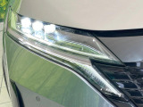 【LEDヘッドライト】悪天候や夜間走行時も良好な視界を確保し安心して運転できる高輝度LEDヘッドライトを装備!点灯速度が早く、消費電力も抑えられています。