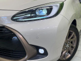 【LEDヘッドライト】悪天候や夜間走行時も良好な視界を確保し安心して運転できる高輝度LEDヘッドライトを装備!点灯速度が早く、消費電力も抑えられています。