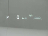 カラーヘッドアップディスプレイ付き。少ない視線移動で情報を確認できるので、運転の疲労軽減に繋がりますよ♪