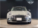 MINIのフロントグリルのデザインはイギリスで生まれた当初から、シルバーのサイドバーが折り重なった伝統的なデザインで御座います。その伝統はBMWのお車になってからでも少しずつ形を変えて守られております