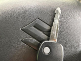 【キーレス】少し離れた場所からでもボタン一つでドアの開錠・施錠ができるのでとっても便利!ドアの鍵穴周りに傷をつけることもありません♪