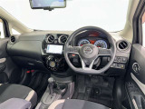 運転席まわりです。 各操作スイッチは使いやすい位置に配置されてます。