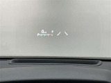 フロントガラスに情報投影するHUD付き。視線移動を最小限に、安全運転を支援します。