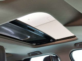 【電動パノラミックルーフ】後席まで広がるパノラミックルーフは遮るものがなく、開放的な車内空間を提供致します。