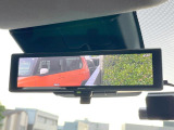 インテリジェントルームミラー】後席の大きな荷物や同乗者で後方が確認しづらい時でも安心!カメラが撮影した車両後方の映像をルームミラー内に表示。クリアな視界で状況の確認が可能です!