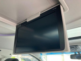 【フリップダウンモニター】大画面モニターで後席でもエンタメをお楽しみいただけます。小さなお子様にも大人気の装備です♪