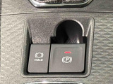 指先だけで簡単に操作が可能な電動パーキングブレーキを採用。「HOLD」スイッチを押すと、渋滞や信号待ちなどでブレーキペダルから足を離しても、ブレーキを保持するので安心です