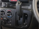 【シフトレバー】シフトもとても操作しやすいデザインになっております。運転する人の事を第一に考えた操作性の高い仕様です。