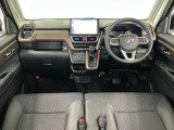 【インパネ】運転のしやすさを最優先に設計された見晴らしの良いフロントビュー。車両間隔が掴みやすく狭い道でも安心♪「安全」と「品質」を最優先に、安心してお乗りいただけるクルマを提供いたします。