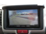 カラーで後方映像をモニターに映し出してくれるので、ショッピングモールのような狭い駐車場であったとしても障害物を見つけ、楽々駐車することができますね。