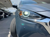 鋭く前方を照らす、LEDヘッドライト。遠くまで視界が開けることで、より安心したストレスのない走行を、提供してくれます。