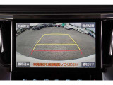 【バックモニター】 後退時に車両の後ろ側を表示します。車庫入れなどでバックする際に安心です。