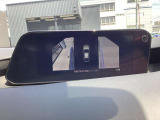 サイドカメラに切り替えると駐車時や狭い道路のすれ違いで、幅寄せ時のサイドの確認も安心です!