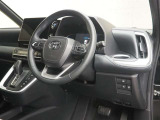 運転席の様子です。見通しの良いすっきりとした内装で、運転しやすい空間となっております!