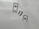 【ブラインドスポットモニター】走行中、ドアミラーの死角になりやすい箇所に後続車が接近するとサイドミラーのレンズに警告を表示!ドライバーに注意喚起をしてくれます。