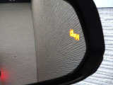 隣車線を走る車両をレーダーで検知し、ドアミラーでは確認しにくい後側方エリアに存在する車両に加え、急接近してくる車両も検知します。車両を検知するとドアミラーに搭載されたLEDインジケーターが点灯します。
