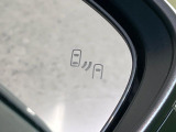【ブラインドスポットモニター】走行中、ドアミラーの死角になりやすい箇所に後続車が接近するとサイドミラーのレンズに警告を表示!ドライバーに注意喚起をしてくれます。
