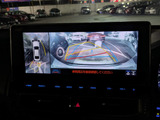 パノラミックビューモニターを装備!上から車両を見下ろしたような映像をナビ画面に表示できます。車両前後左右に搭載した4つのカメラ映像を継ぎ目なく合成!目視では見えない部分もリアルタイムで見れます。