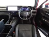 革巻きステアリングで快適な操作性の運転席です。