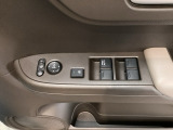 電動格納式リモコンドアミラーと、パワーウィンドウスイッチ等は運転席ドアにあります。