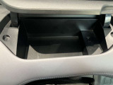 運転席の前に収納スペースが有ります☆小物類などすっきり収納♪便利なUSB電源付き♪