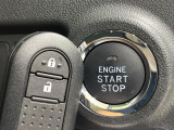 【スマートキー】カバンやポケットに入れたままでもドアの施錠・解錠が可能なスマートキーを装備。エンジンのオン・オフ時もカギを取り出す必要が無いからとっても便利です♪