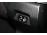 後部座席にもUSB出力電源を装備。後席に座るご家族や、同乗者の方にも使って頂けます。