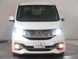 ハロゲンより明るく、より遠くまでさらなる安心感のあるLEDヘッドライトを採用。照射軸の上下方向を自動調整するオートレベリング機構、点灯忘れも防止できるオートライトコントロール機構付きです。