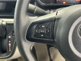 運転中、オーディオの操作をしてて、ハッとしたことはありませんか?ステアリングスイッチは、運転中でもハンドルでオーディオの操作が可能です。安全なドライブをサポートします。