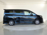 両側パワースライドドア付きだから、狭い駐車スペースなどでの 乗り降りラクラク!小さなお子さまのいるご家庭には嬉しい装備。