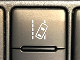 【レーントレーシングアシスト】高速道路走行時、車線からはみ出しそうになるとレーンの中央を走るようにステアリング操作をアシスト。より安全な運転をサポートしてくれます!