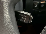 【レーダークルーズコントロール】ミリ波レーダーが車間距離を測って設定車速内で車速に比例した車間距離を保ちながら追従走行する装置で近づきすぎたときは自動でブレーキし、離れすぎたときには自動増速もする。