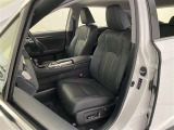 厚みがあって、座り心地のいいシート。運転席も助手席もリラックスしてゆったりと座れます♪