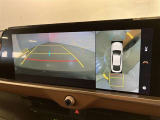【パノラミックビューモニター】映像で、見づらい車両周辺の確認をアシスト。クルマを真上から見ているような映像を表示。 運転席から確認しにくい車両周囲の状況を把握。