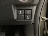 Hondaセンシング用の、VSA(ABS+TCS+横滑り抑制)解除と路外逸脱抑制機能のオンオフスイッチなどはハンドルの右側に装備しています。