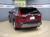 ハッチバックなので、バックドアは上に開きます♪大きな荷物の出し入れがしやすくなります。便利ですよ♪