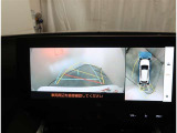 【パノラマモニター】に搭載した4つのカメラにより、車を真上から見ているような映像を表示。運転席から確認しにくい車両周囲の状況を把握できます。